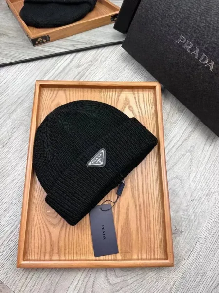 PRADA чёрная мужская шапка — фото 2