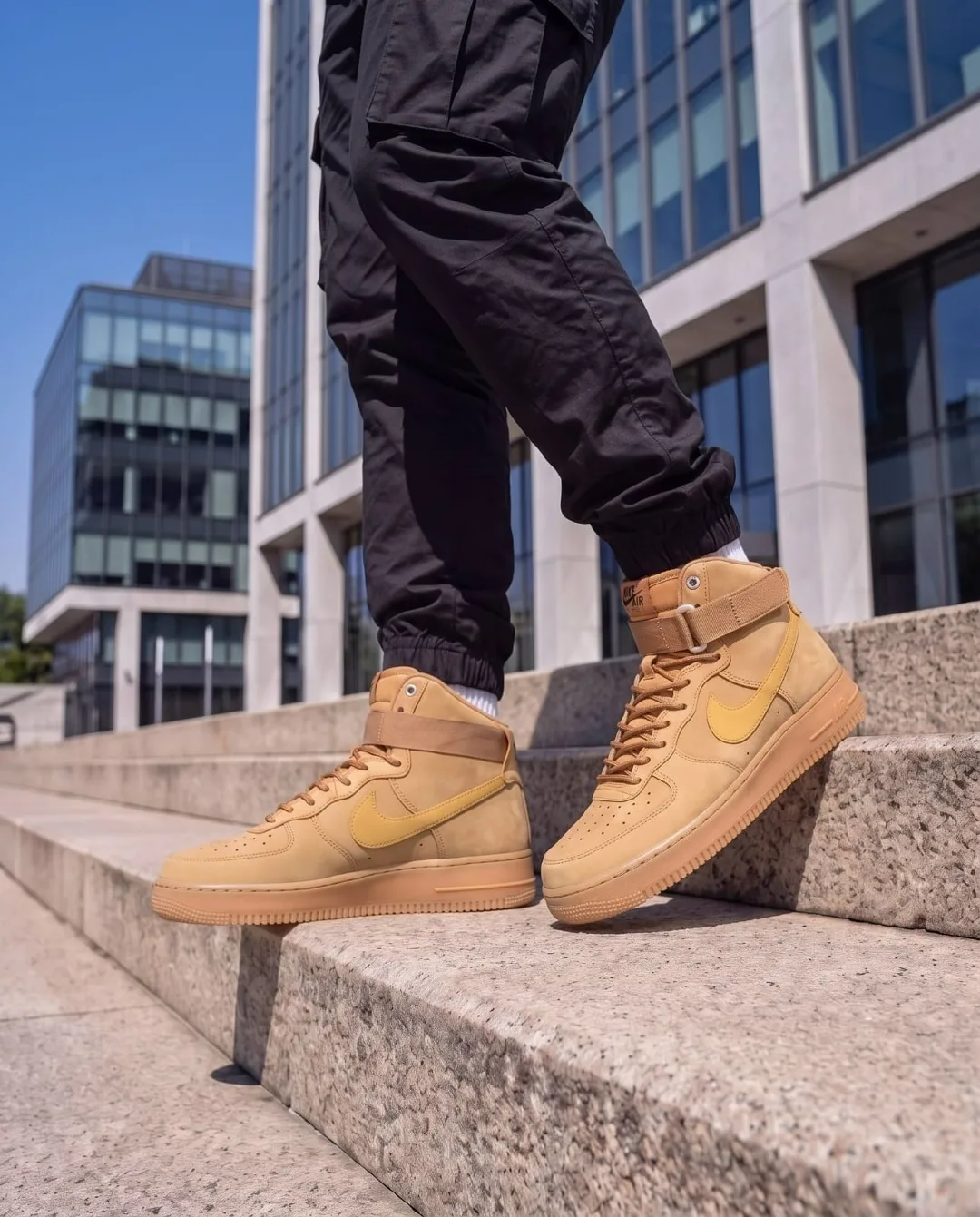 Кроссовки Nike Air Force 1 легендарная база вашего гардероба — фото 2