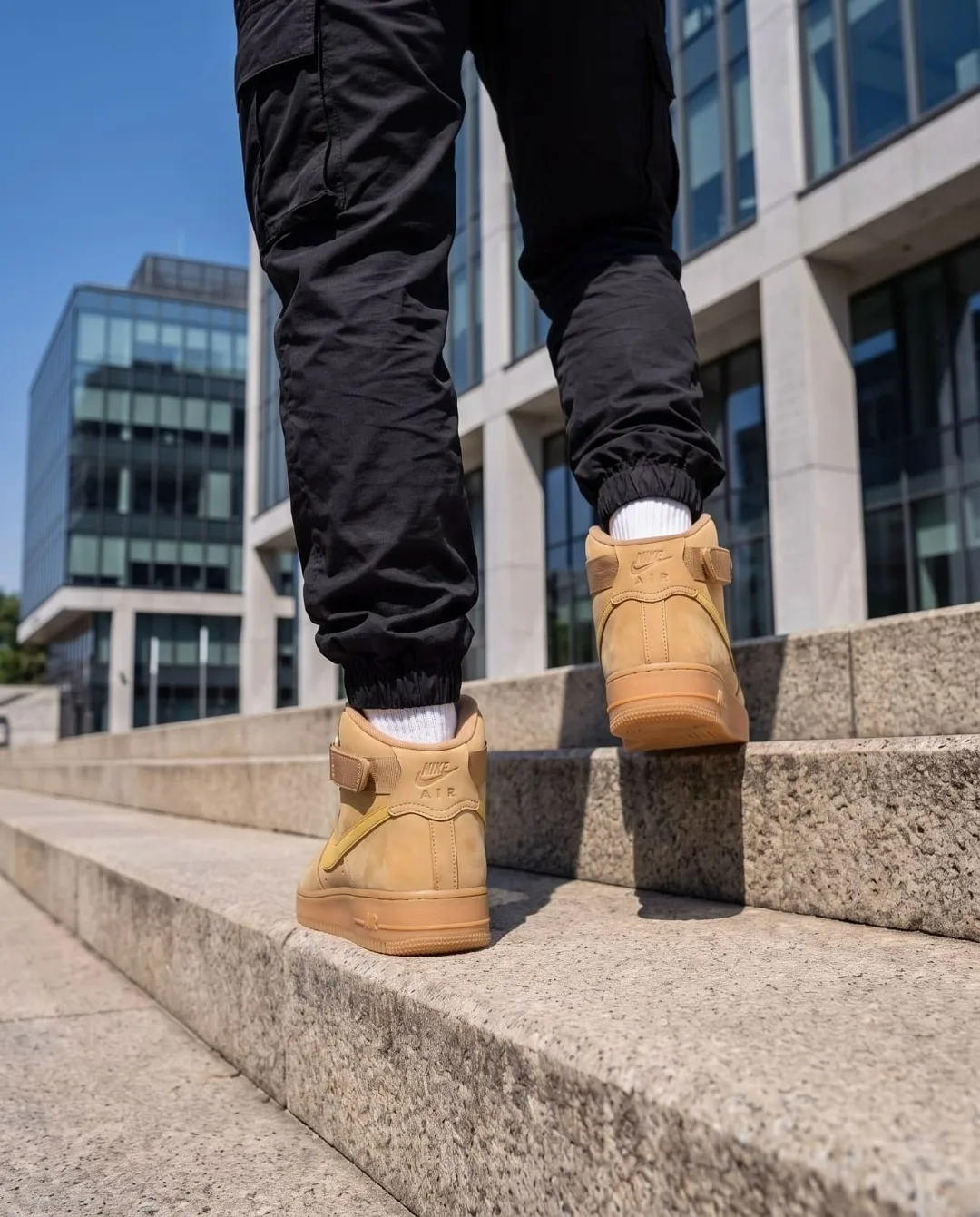 Кроссовки Nike Air Force 1 легендарная база вашего гардероба — фото 7