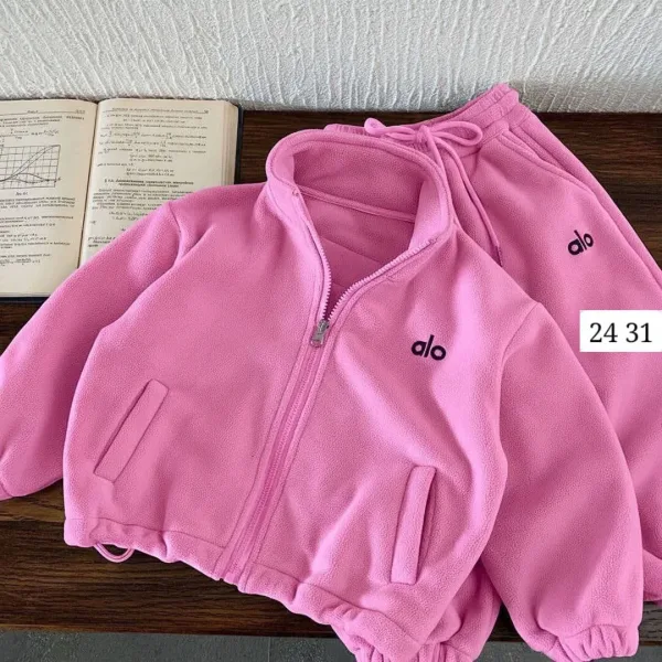 Мягкий, тёплый и невероятно уютный костюм для стильных образов — фото 1