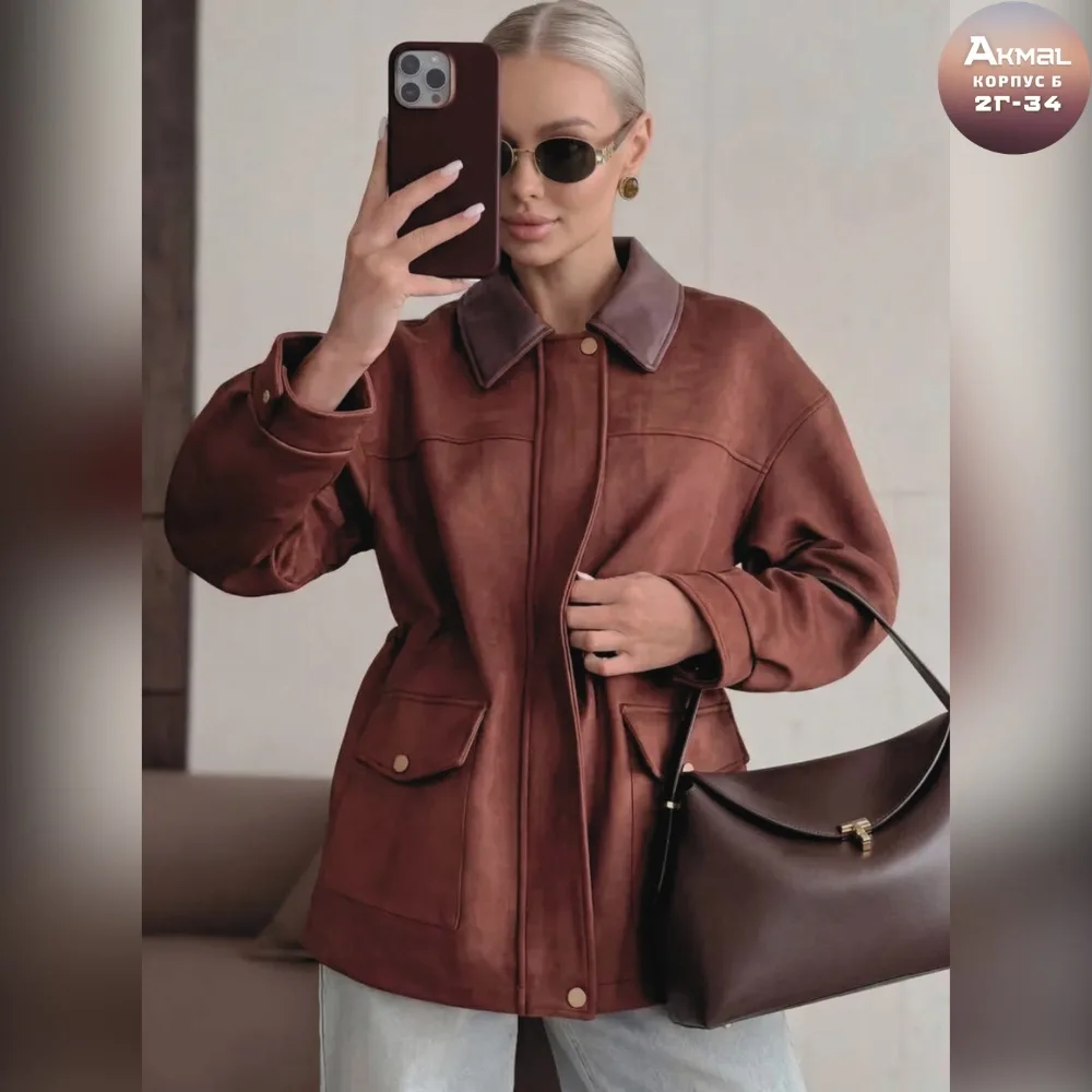 Женская замшевая удлиненная куртка с кожаным воротником — фото 1
