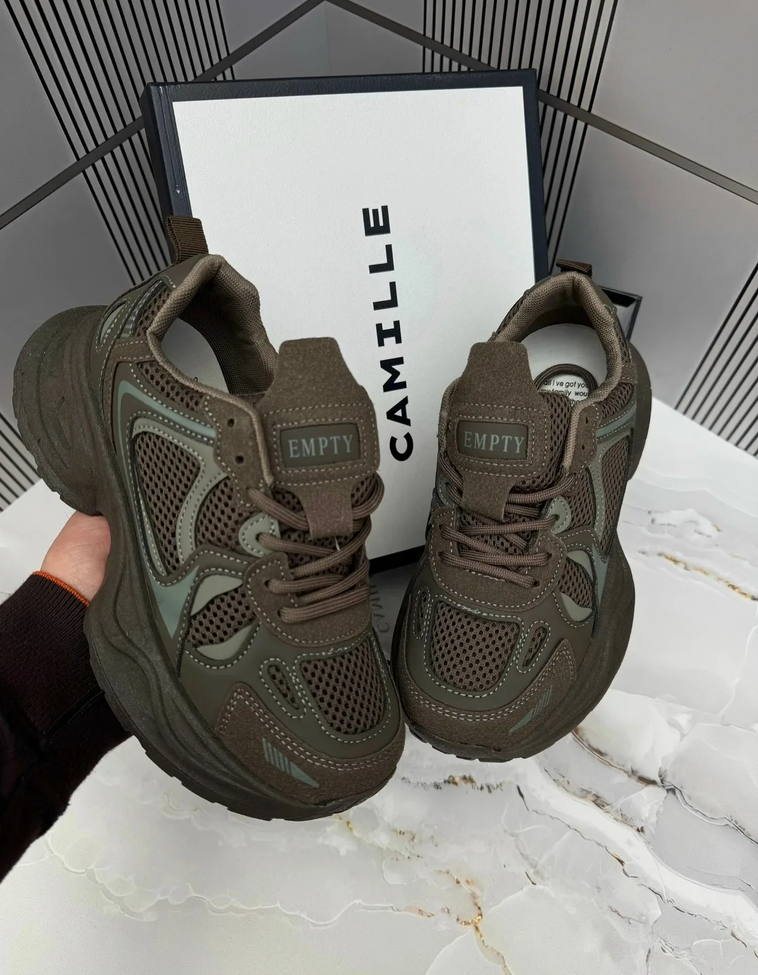 Кроссовки в коробке — фото 2
