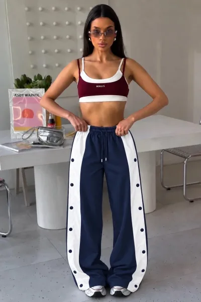 Эффектные брюки в стиле street fashion с широкими штанинами — фото 11