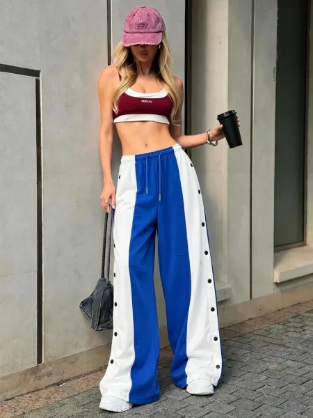 Эффектные брюки в стиле street fashion с широкими штанинами — фото 32
