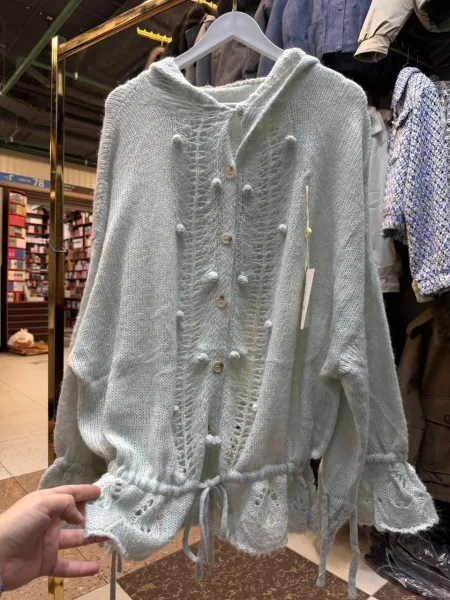 Универсальный вязаный кардиган с капюшоном из мягкого материала — фото 6