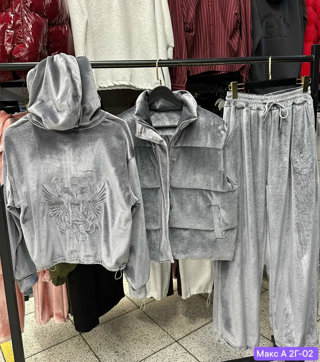 Теплый спортивный костюм тройка из велюра блестящие, с гербом вышивка очень аккуратно — фото 3