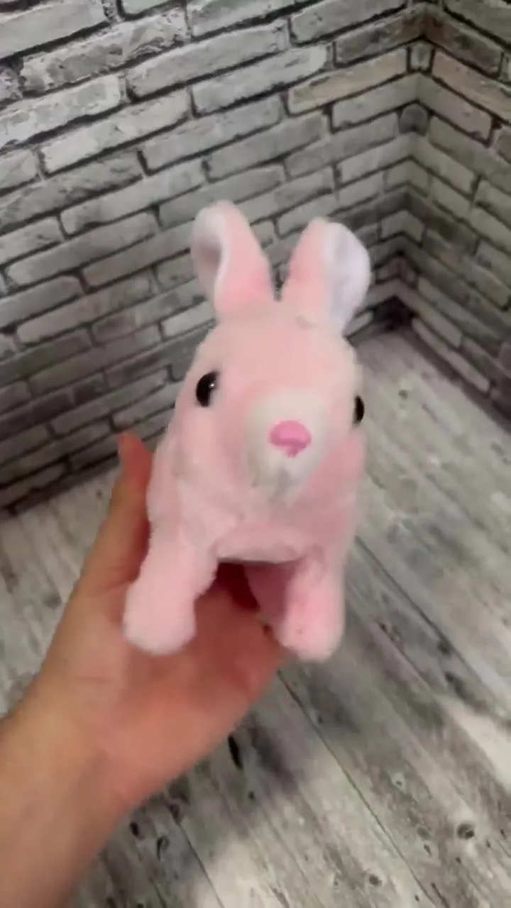 Интерактивная игрушка кролик из пластика с движущимися ушами — видео