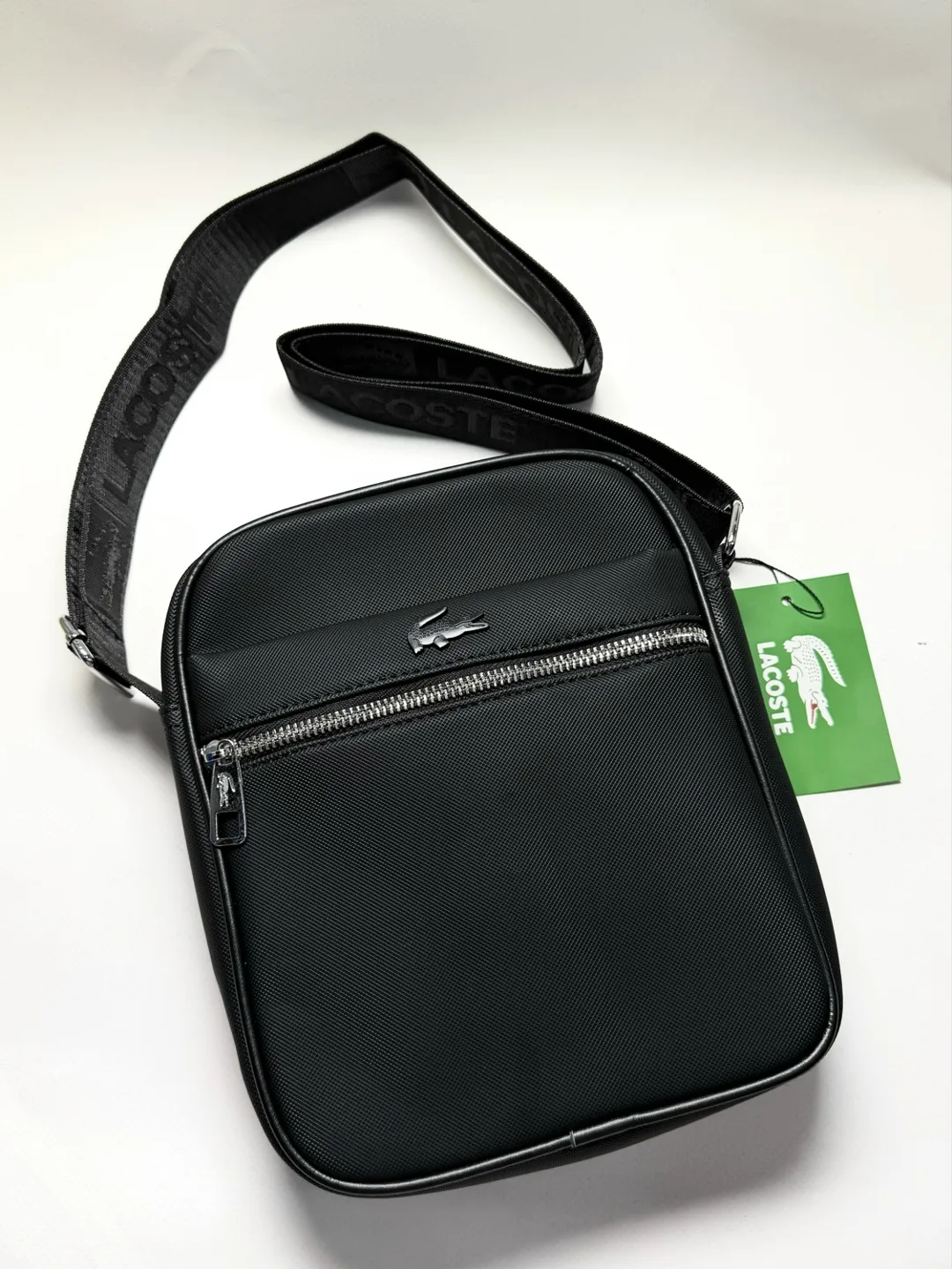 Сумка для мужчин из ткани бренда Lacoste — практичный и стильный аксессуар для повседневного использования — фото 5