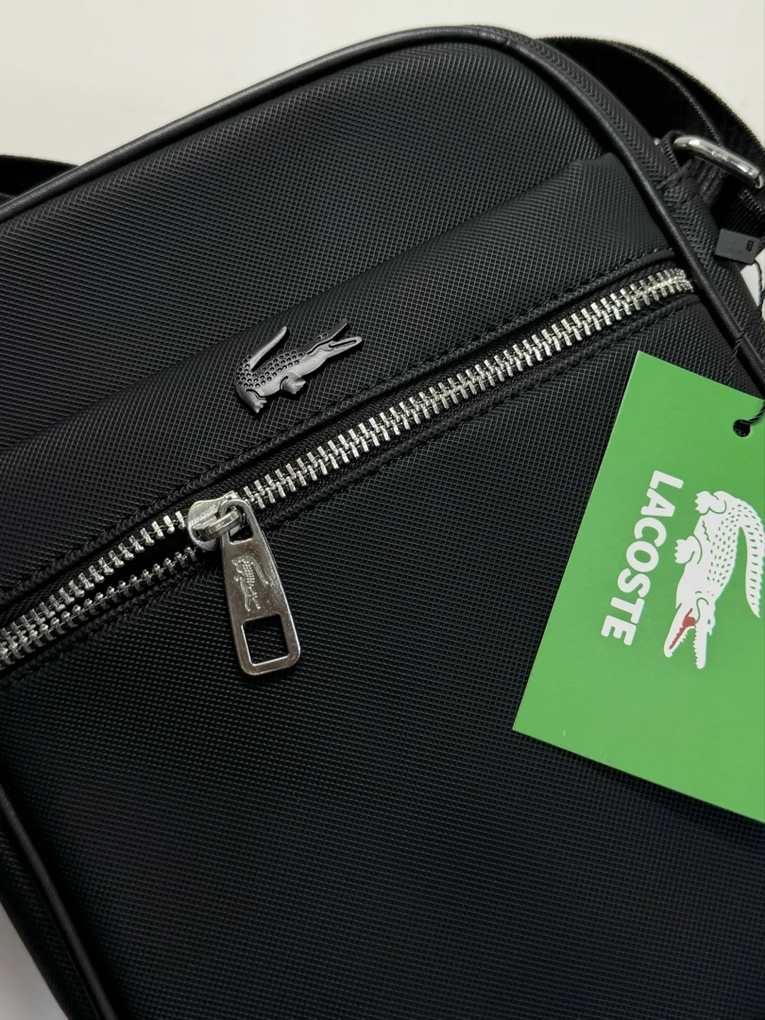 Сумка для мужчин из ткани бренда Lacoste — практичный и стильный аксессуар для повседневного использования — фото 6