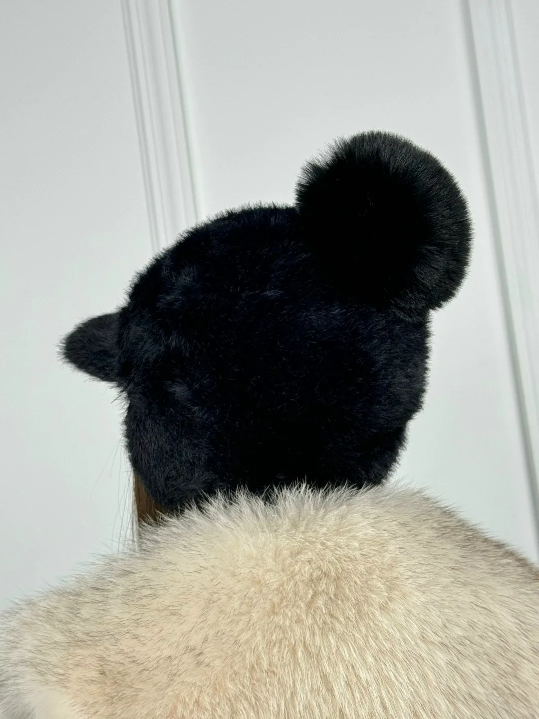 Шапки Альпака с казирком помпонами — фото 35