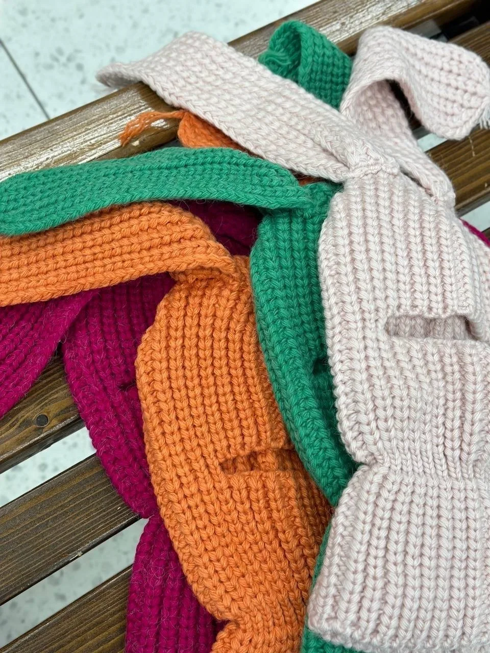Женская ушанка в виде зайчика из смесовой шерсти и акрила — фото 18