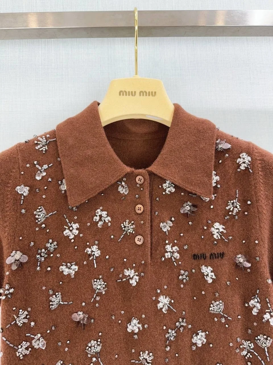 Трикотажное поло с логотипом MIU, рельефной отделкой по низу — фото 3