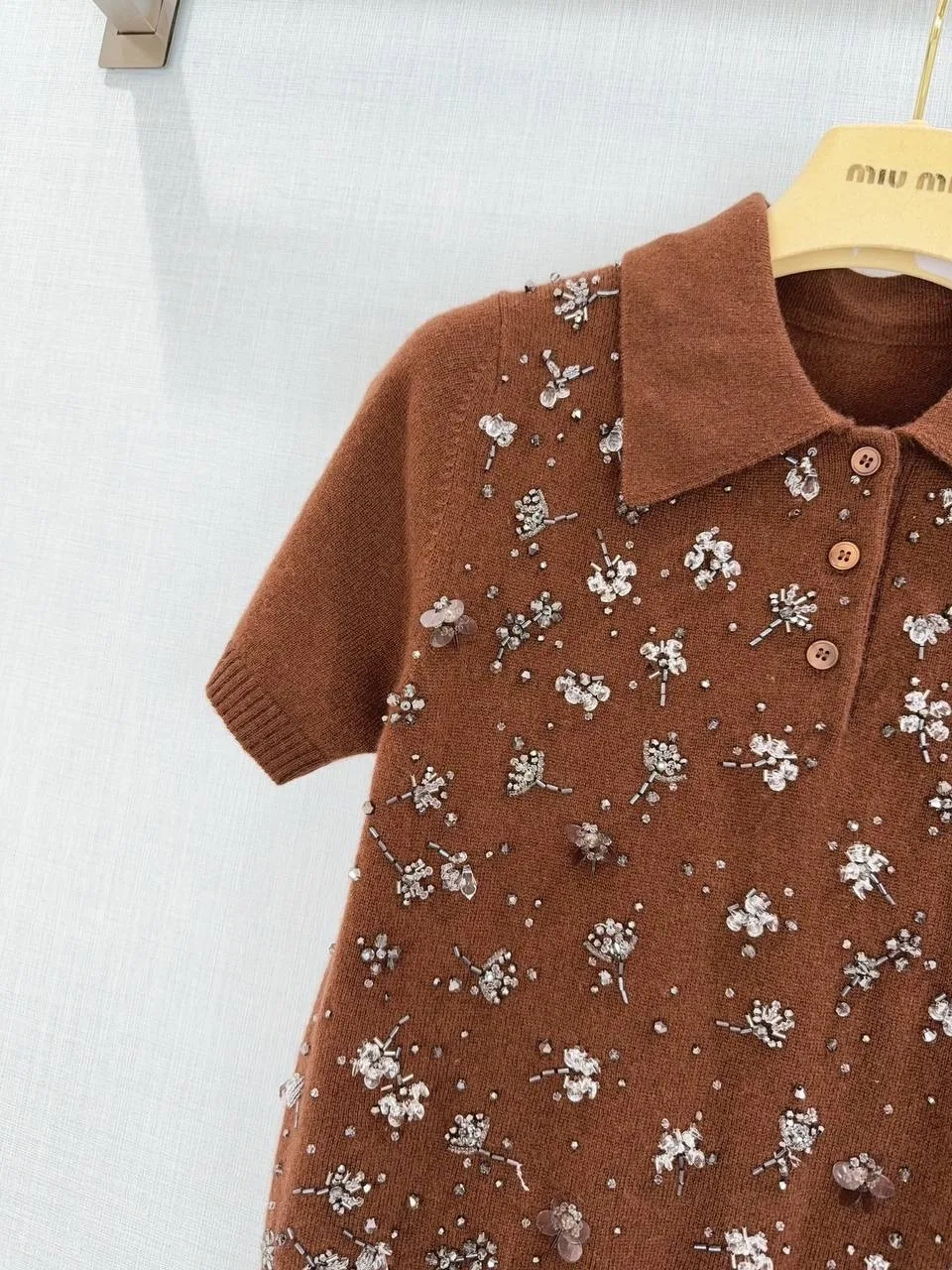Трикотажное поло с логотипом MIU, рельефной отделкой по низу — фото 4
