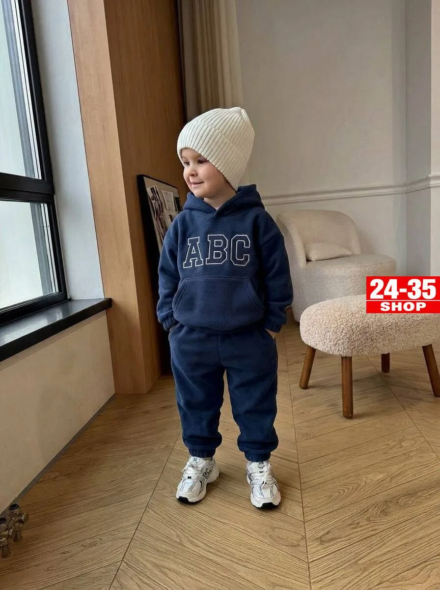 Теплый и удобный детский костюм из двухстороннего флиса с вышивкой ABC — фото 1