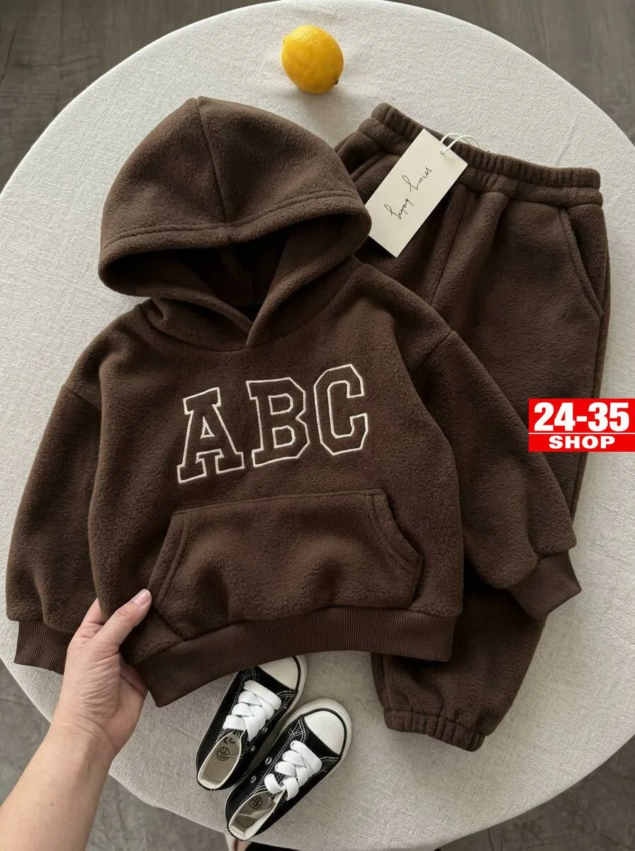 Теплый и удобный детский костюм из двухстороннего флиса с вышивкой ABC — фото 6