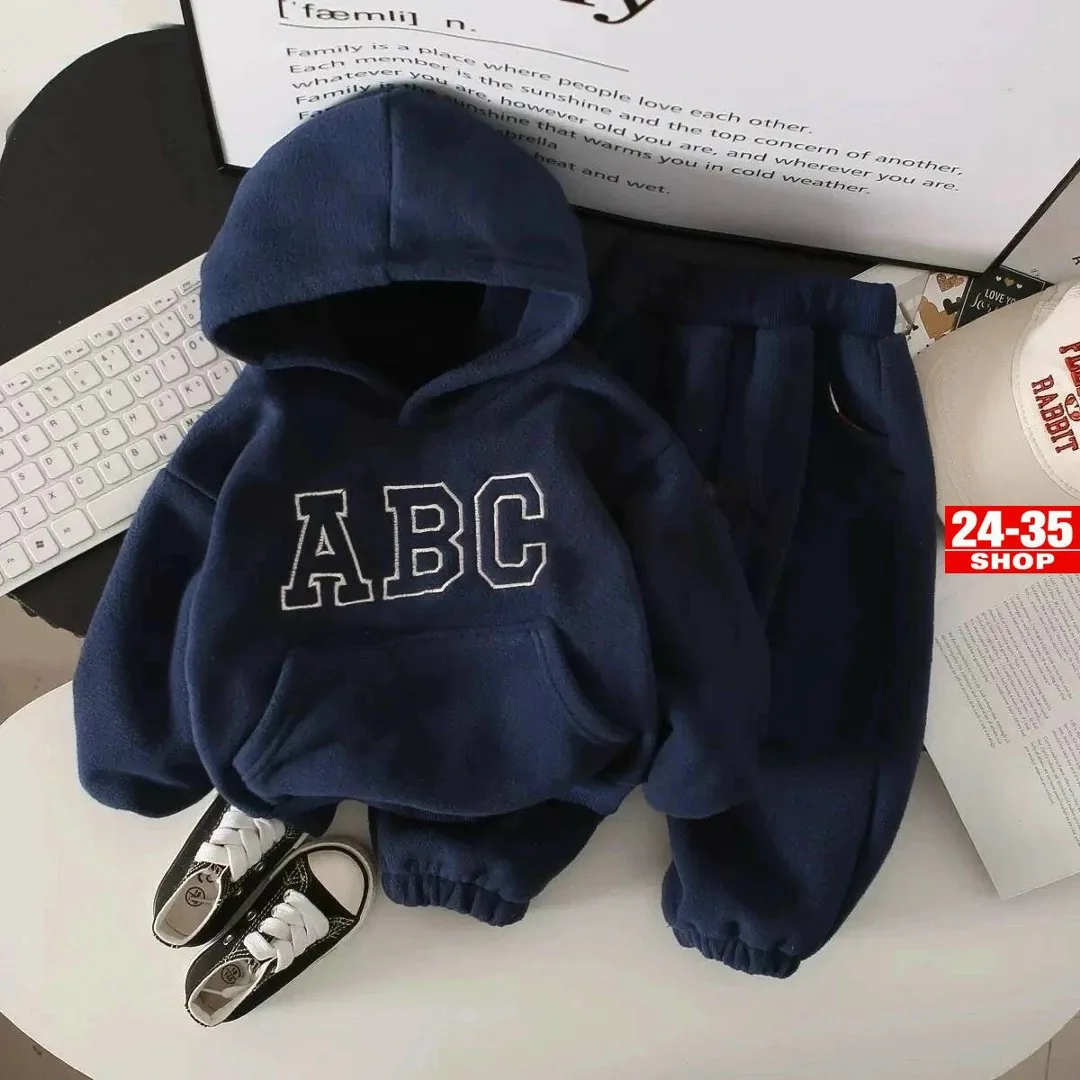 Теплый и удобный детский костюм из двухстороннего флиса с вышивкой ABC — фото 8