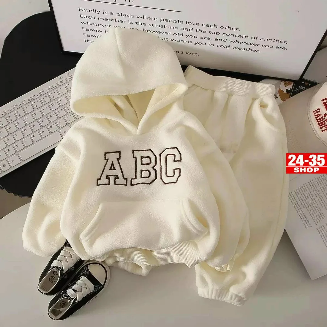 Теплый и удобный детский костюм из двухстороннего флиса с вышивкой ABC — фото 9