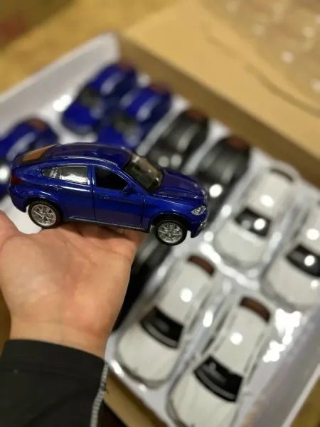 Металлическая игрушечная машина BMW X6 с функцией открытия дверей — фото 17