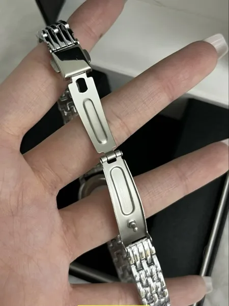 Часы из нержавеющей стали с элегантным дизайном — фото 2