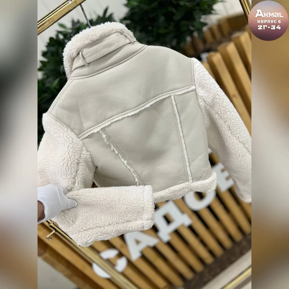 Куртка-дубленка женская с меховыми рукавами и отделкой из эко-кожи и меха барашка — фото 2