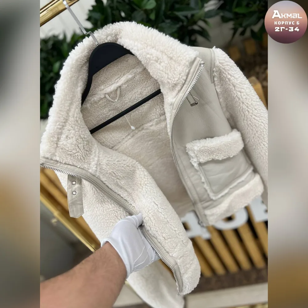 Куртка-дубленка женская с меховыми рукавами и отделкой из эко-кожи и меха барашка — фото 5