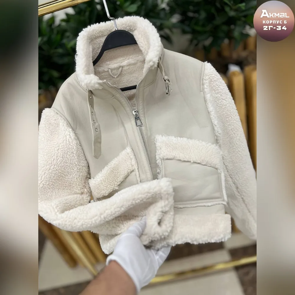 Куртка-дубленка женская с меховыми рукавами и отделкой из эко-кожи и меха барашка — фото 6