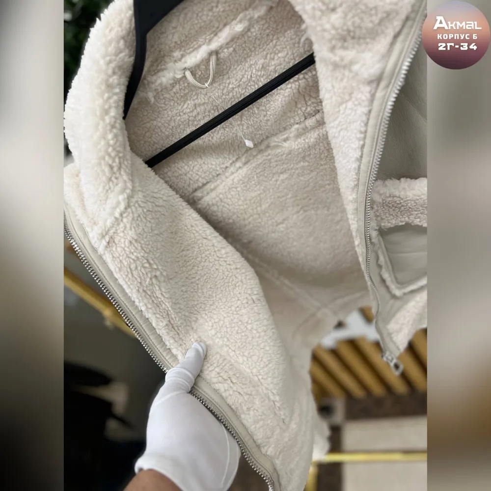 Куртка-дубленка женская с меховыми рукавами и отделкой из эко-кожи и меха барашка — фото 7