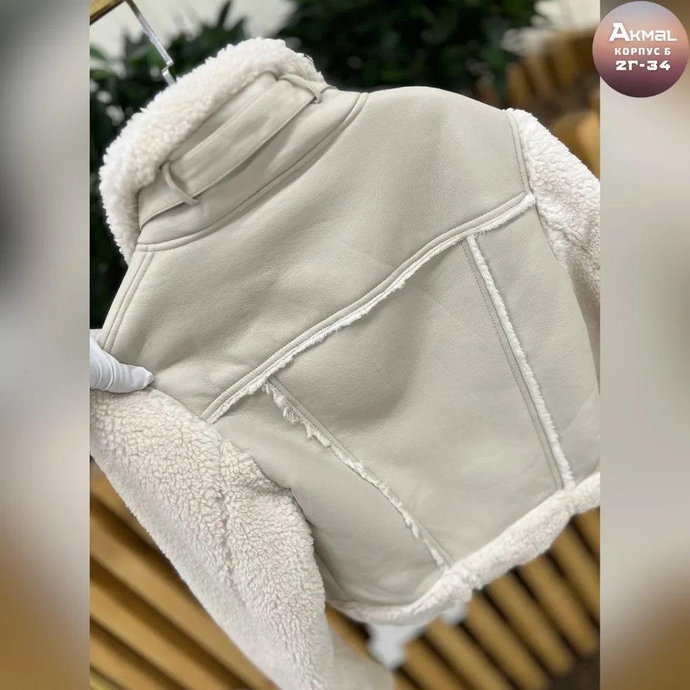 Куртка-дубленка женская с меховыми рукавами и отделкой из эко-кожи и меха барашка — фото 8