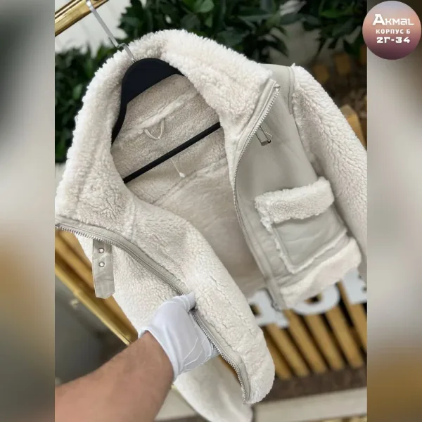 Куртка-дубленка женская с меховыми рукавами и отделкой из эко-кожи и меха барашка — фото 5