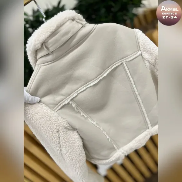 Куртка-дубленка женская с меховыми рукавами и отделкой из эко-кожи и меха барашка — фото 8