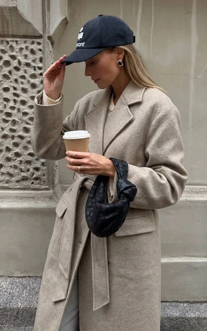 Осеннее шерстяное пальто на пуговках в актуальной эстетике quiet luxury urban chic — фото 2