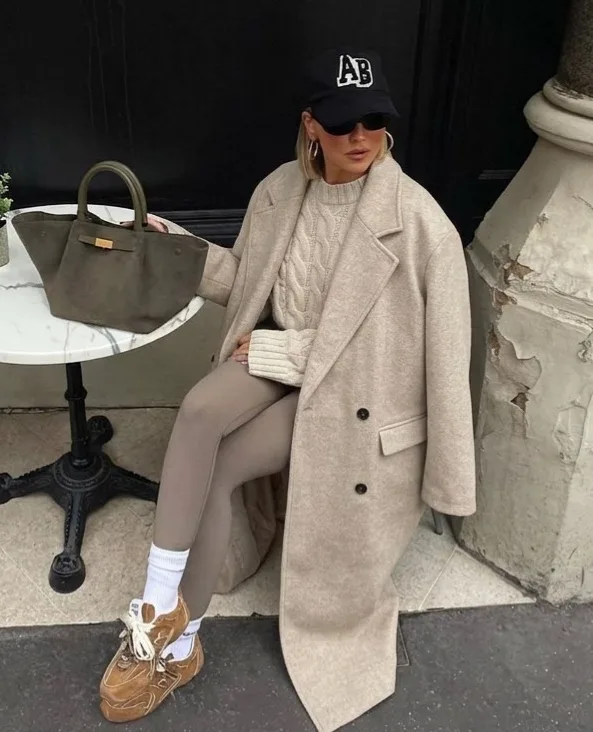 Осеннее шерстяное пальто на пуговках в актуальной эстетике quiet luxury urban chic — фото 3