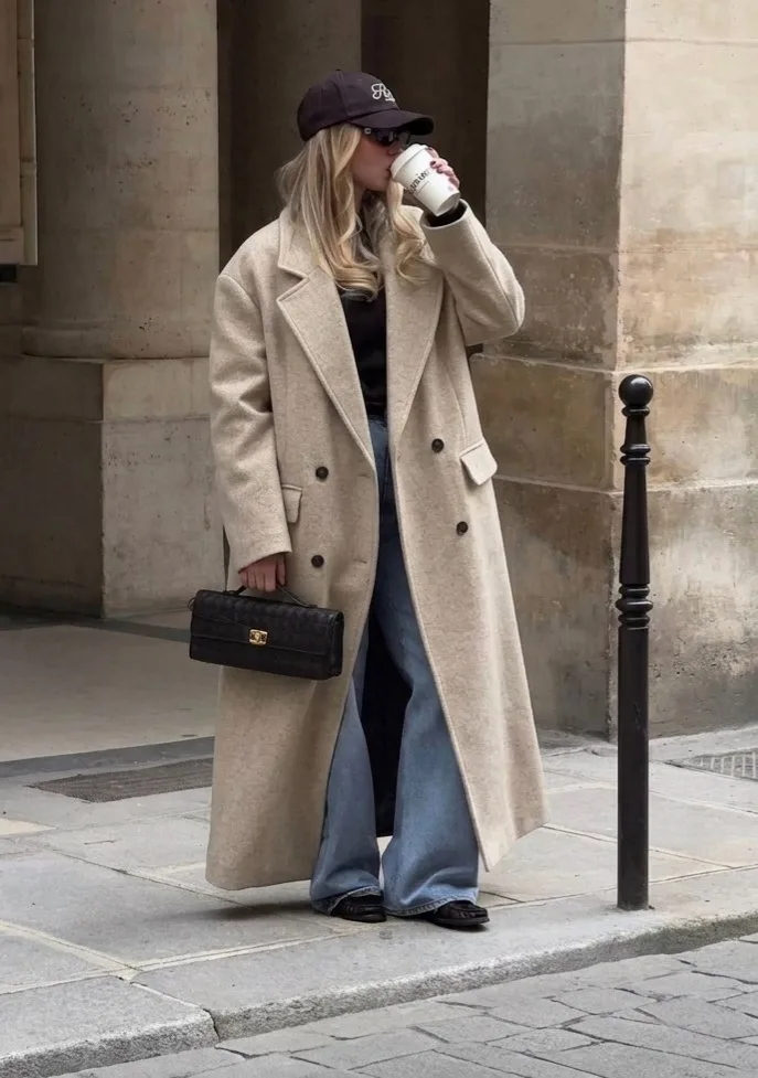Осеннее шерстяное пальто на пуговках в актуальной эстетике quiet luxury urban chic — фото 9