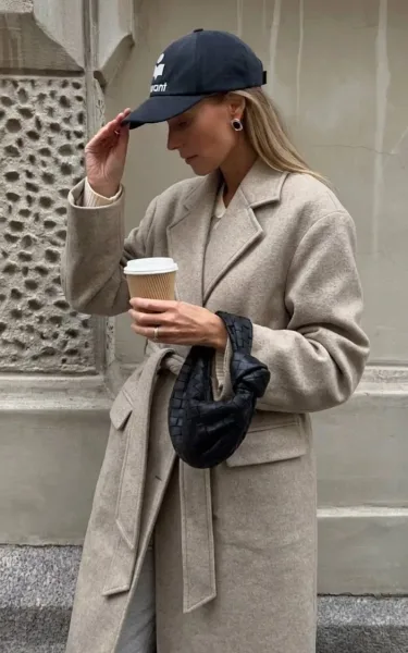 Осеннее шерстяное пальто на пуговках в актуальной эстетике quiet luxury urban chic — фото 3