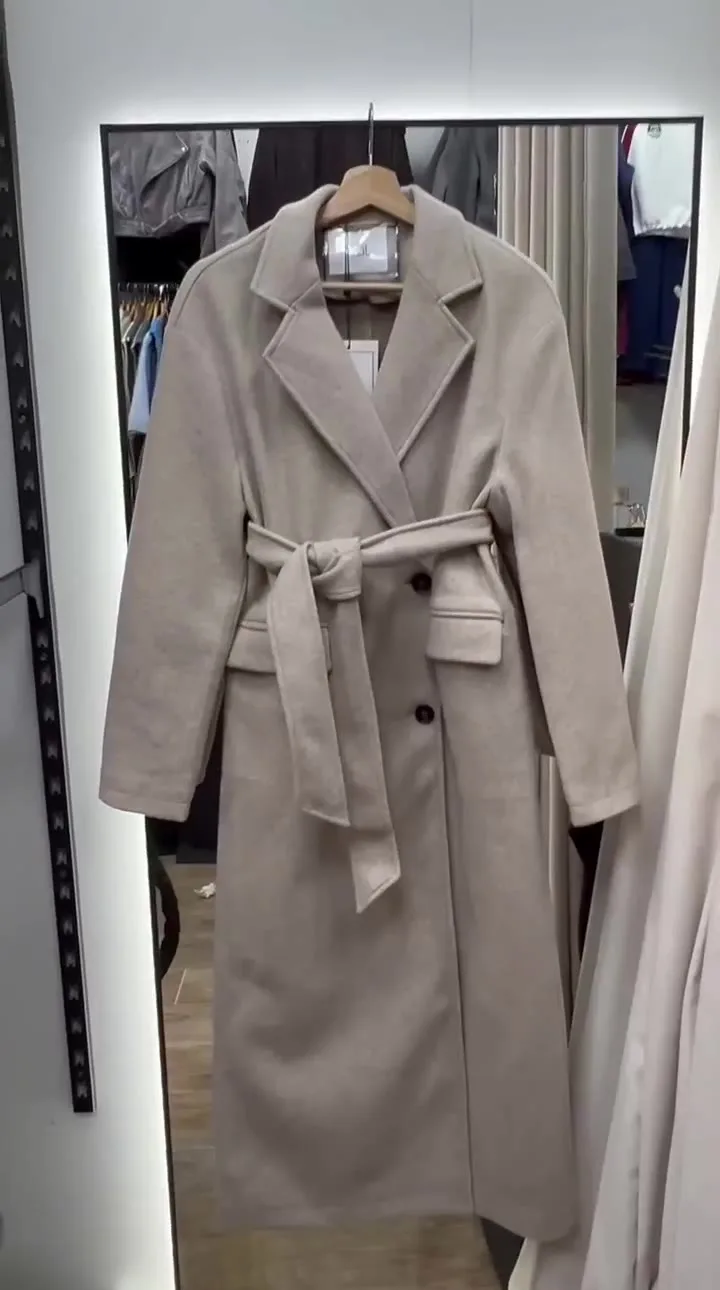 Осеннее шерстяное пальто на пуговках в актуальной эстетике quiet luxury urban chic — видео
