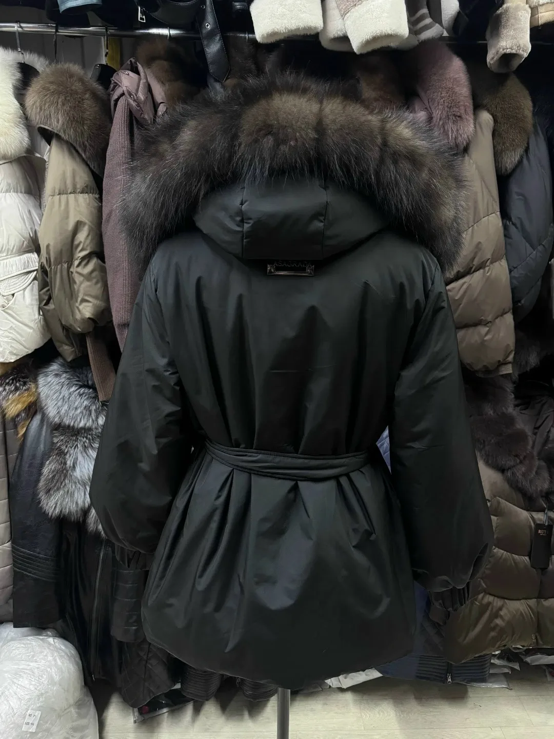 Куртка женская с капюшоном, воротник из натурального меха писец — фото 3