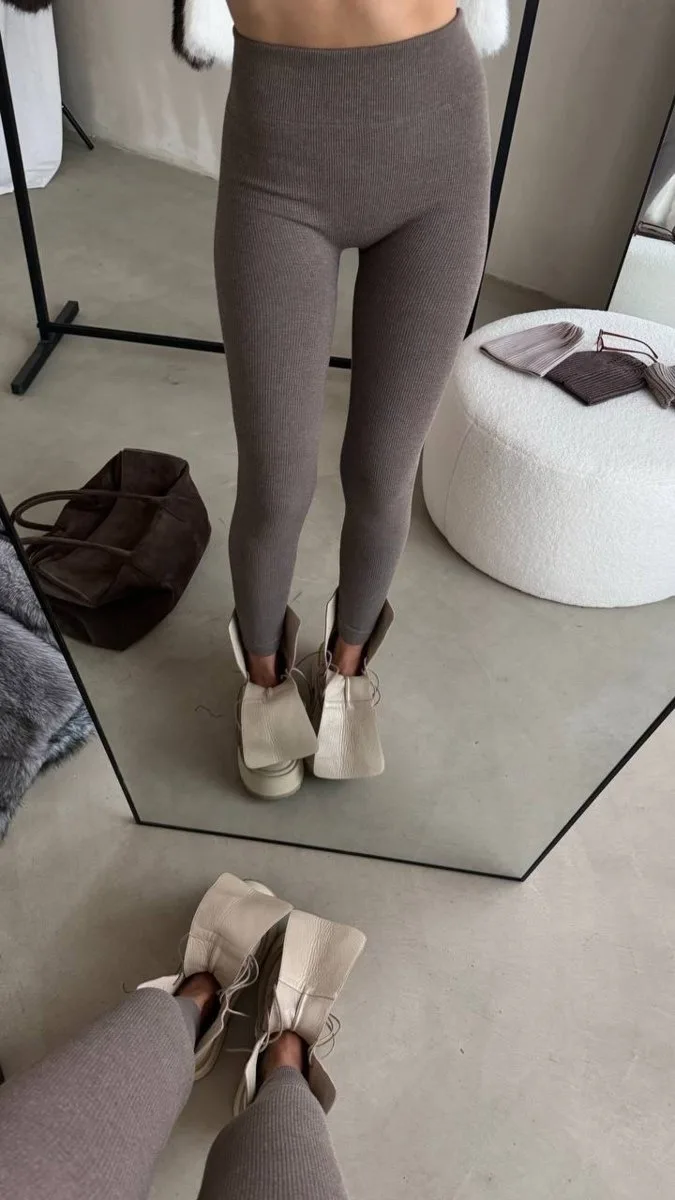 Тёплые бесшовные леггинсы с высокой посадкой и мягким мехом внутри комфортная базовая модель на холодный сезон Белый — фото 2