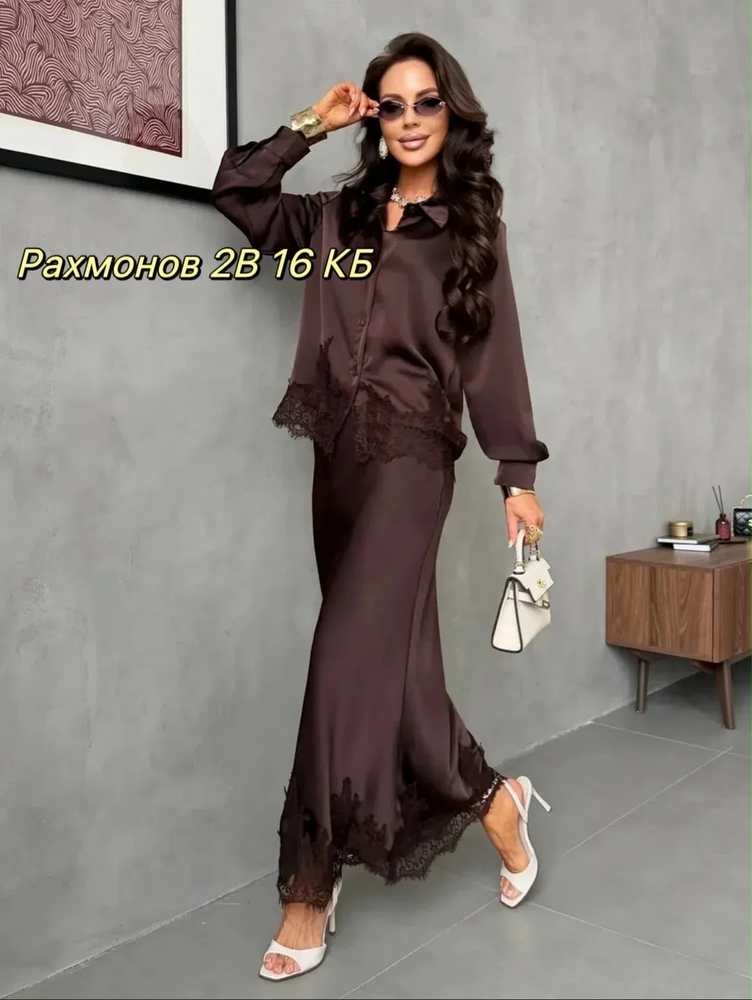 Женский костюм из мягкого атласного материала — фото 4