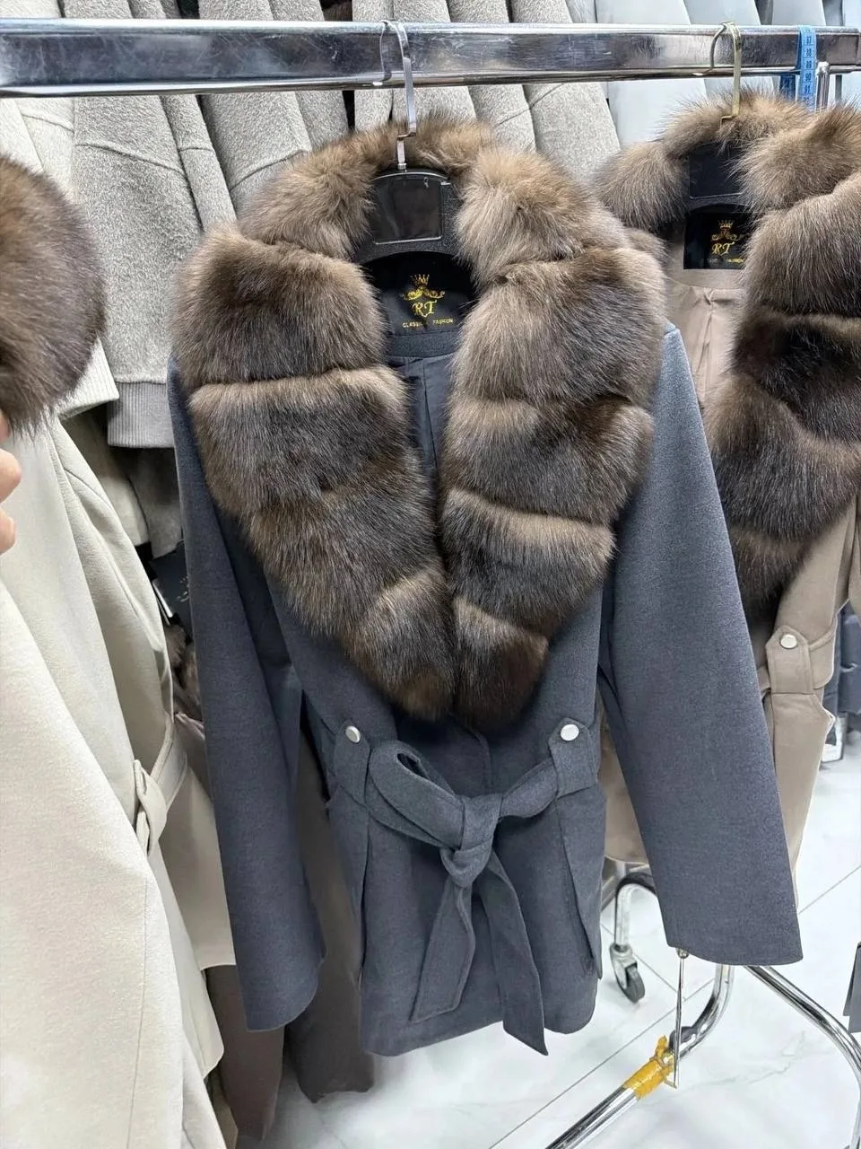 Длинная шуба из натурального меха — фото 2