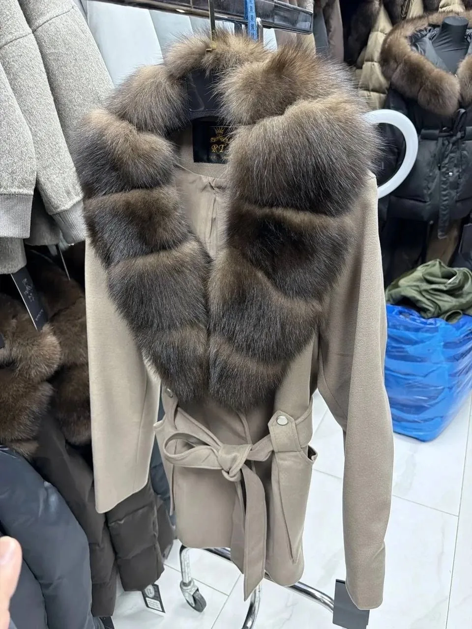 Длинная шуба из натурального меха — фото 3