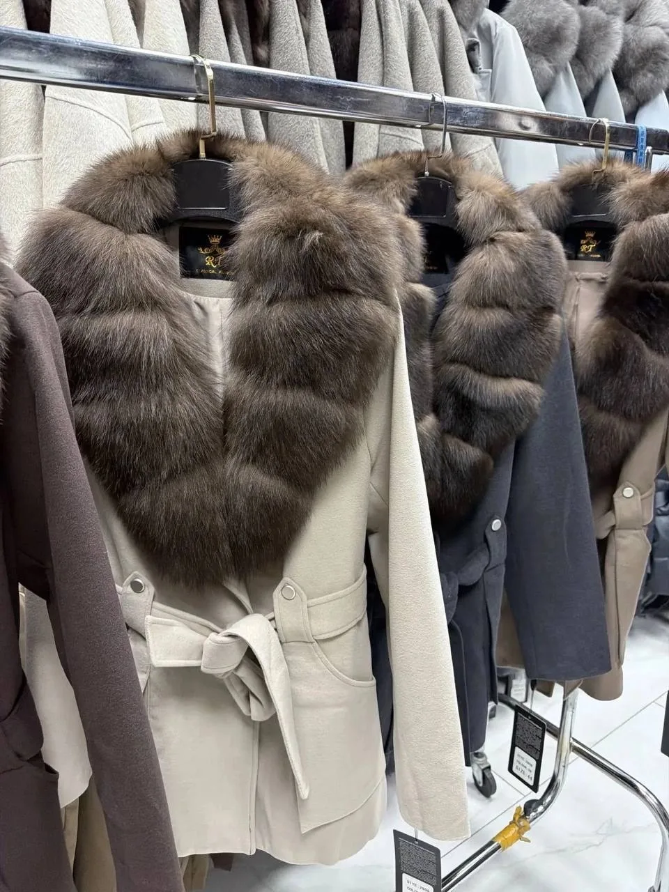 Длинная шуба из натурального меха — фото 4