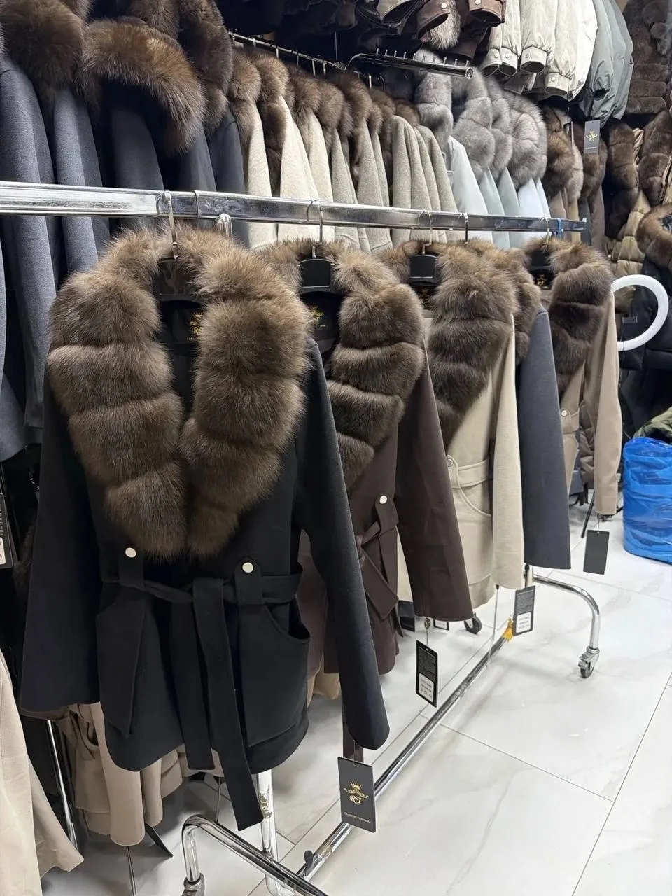 Длинная шуба из натурального меха — фото 6