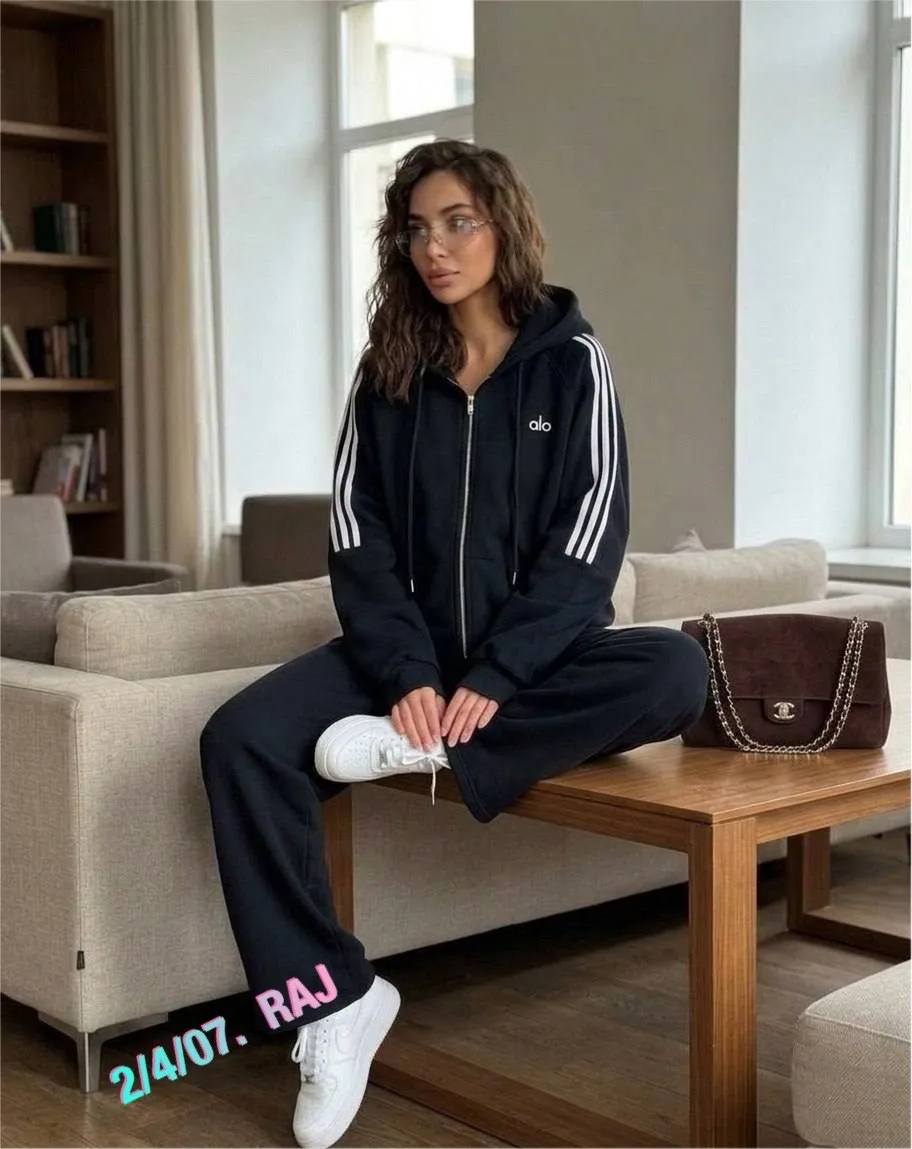 Новый костюм Adidas с начесом и часами — фото 1