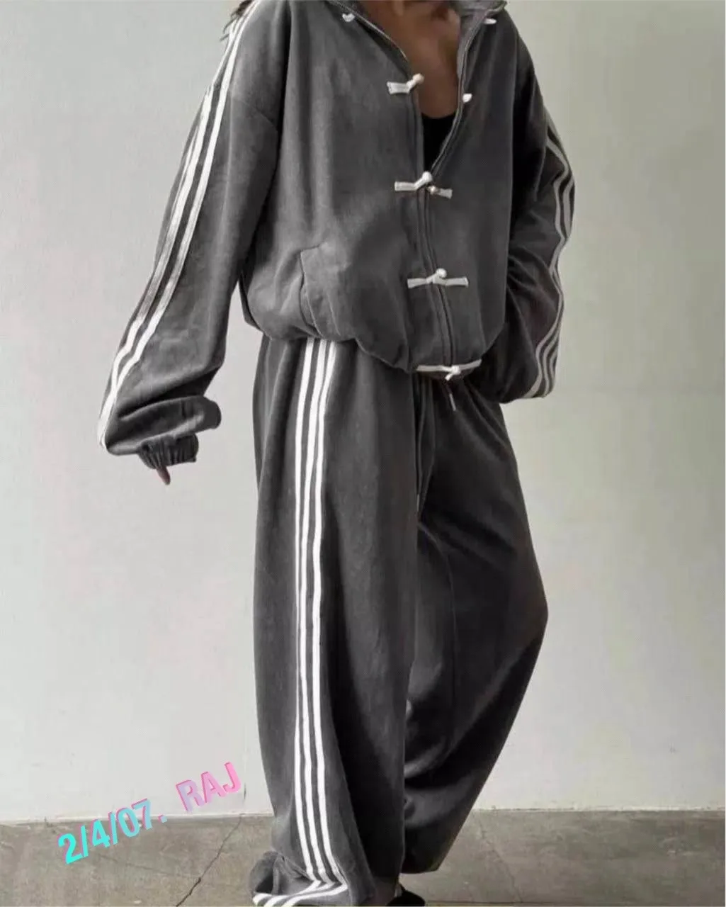 Костюм Adidas из ткани трёхнитка с вышивкой логотипа — фото 6
