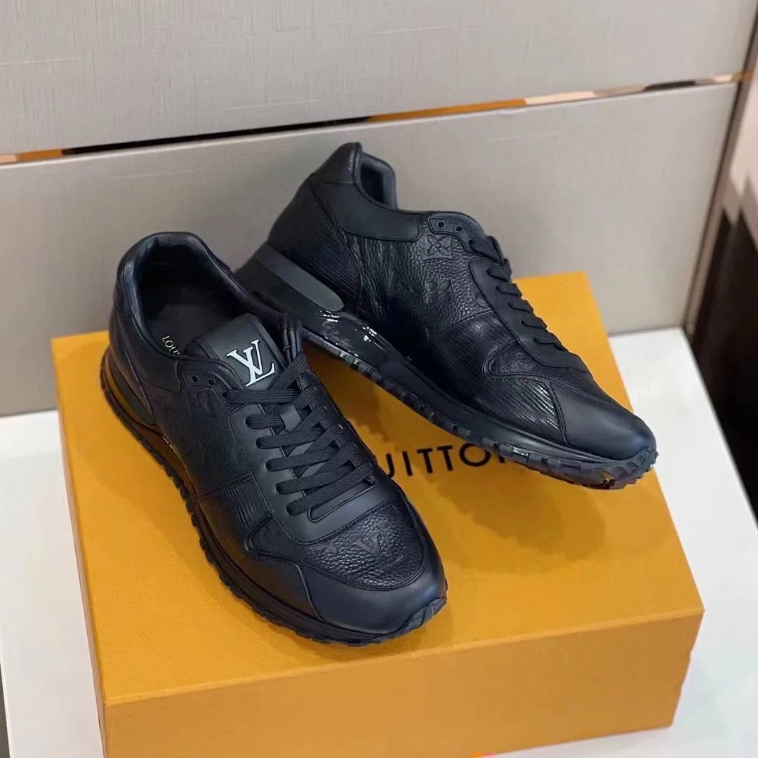 Мужские кроссовки Louis Vuitton Run Away из чёрной кожи с рельефной монограммой и спортивным силуэтом — фото 1