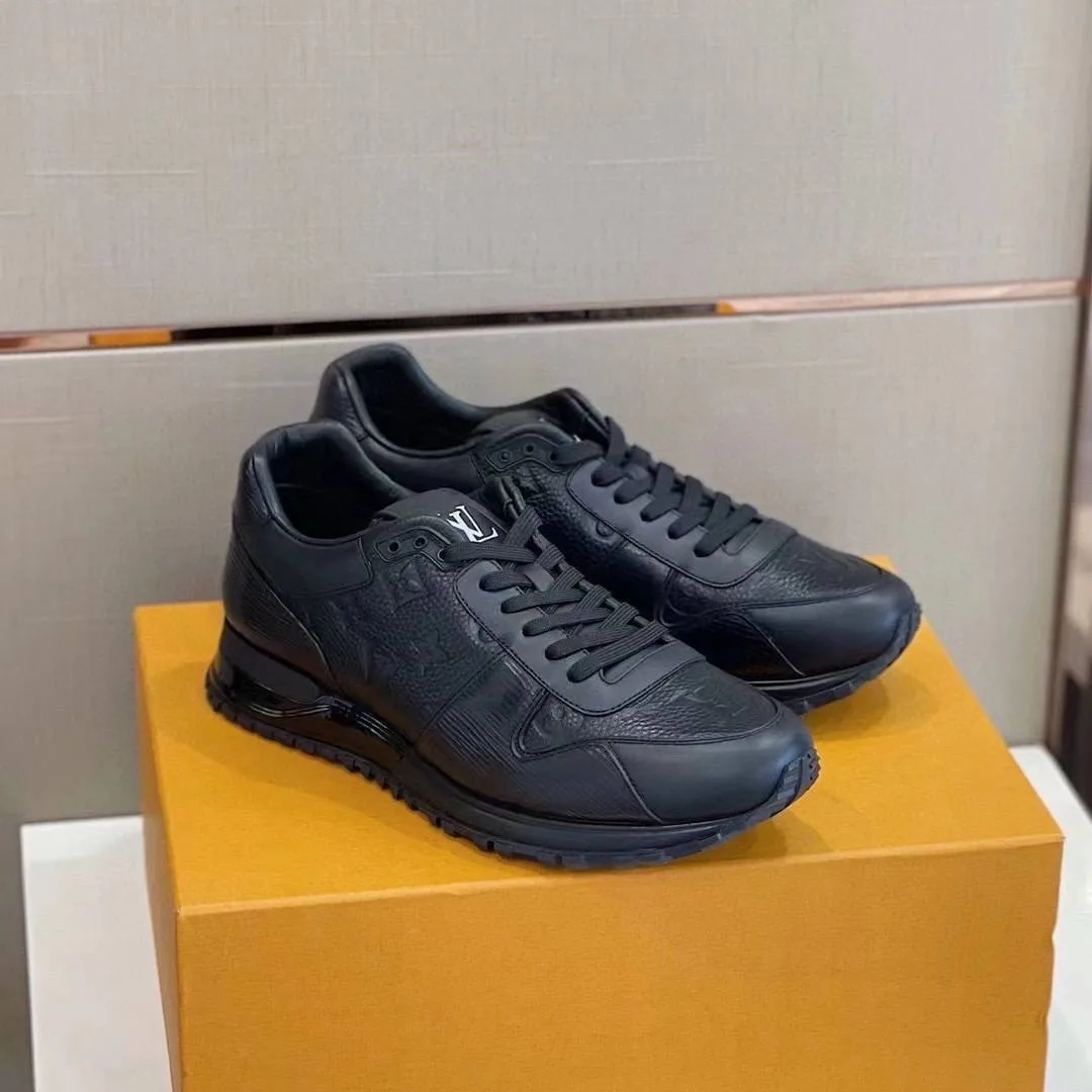 Мужские кроссовки Louis Vuitton Run Away из чёрной кожи с рельефной монограммой и спортивным силуэтом — фото 2