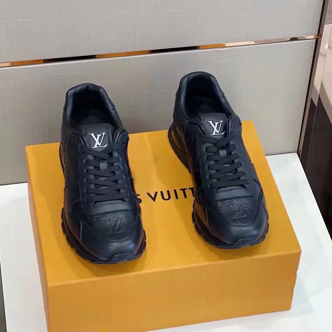 Мужские кроссовки Louis Vuitton Run Away из чёрной кожи с рельефной монограммой и спортивным силуэтом — фото 4