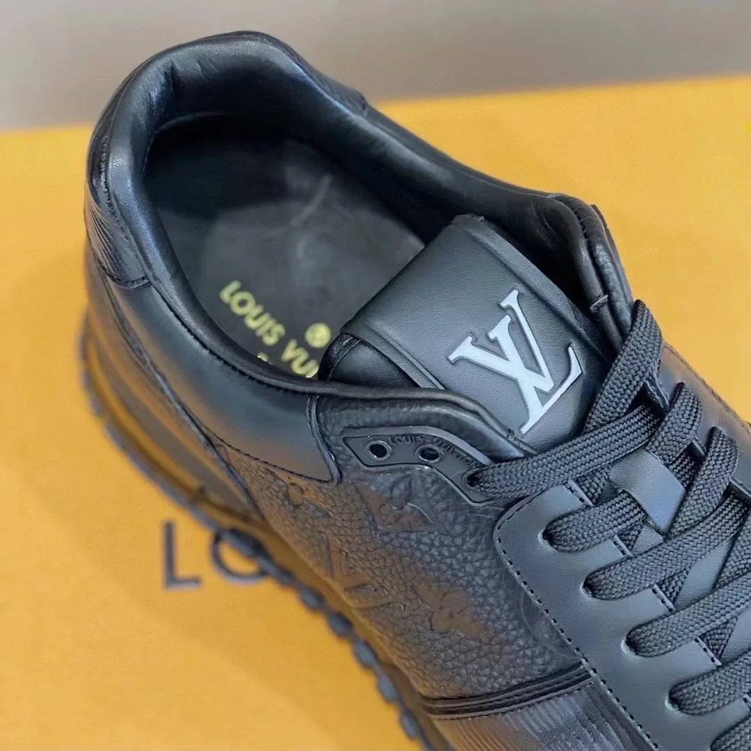 Мужские кроссовки Louis Vuitton Run Away из чёрной кожи с рельефной монограммой и спортивным силуэтом — фото 5