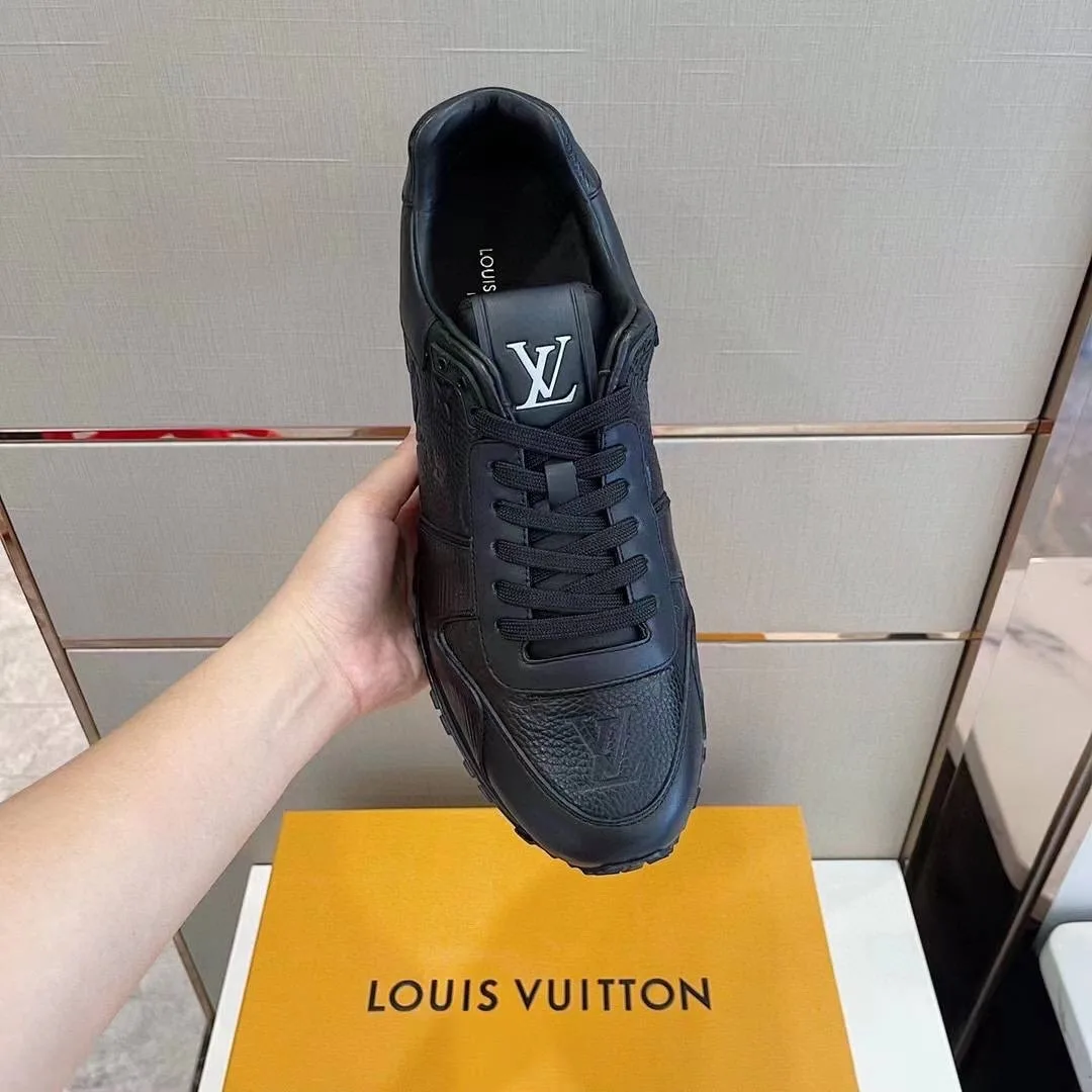 Мужские кроссовки Louis Vuitton Run Away из чёрной кожи с рельефной монограммой и спортивным силуэтом — фото 6