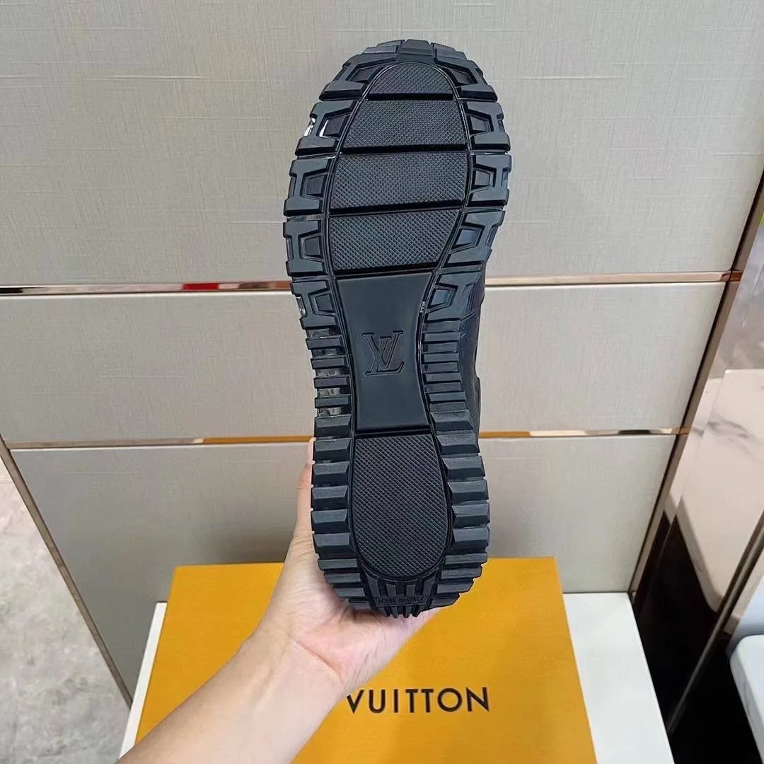 Мужские кроссовки Louis Vuitton Run Away из чёрной кожи с рельефной монограммой и спортивным силуэтом — фото 9